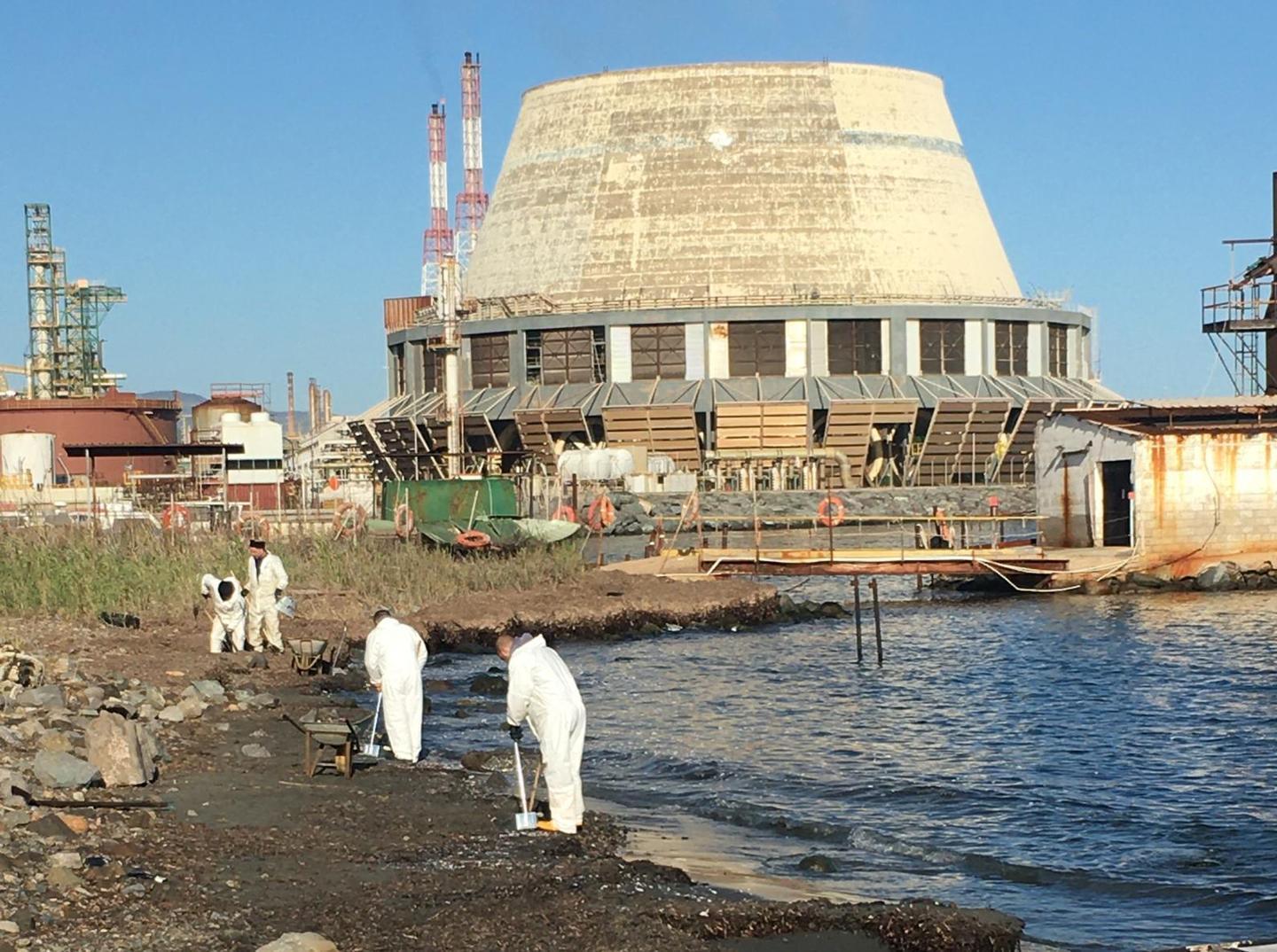 Sarroch, in mare centinaia di litri di paraffina 