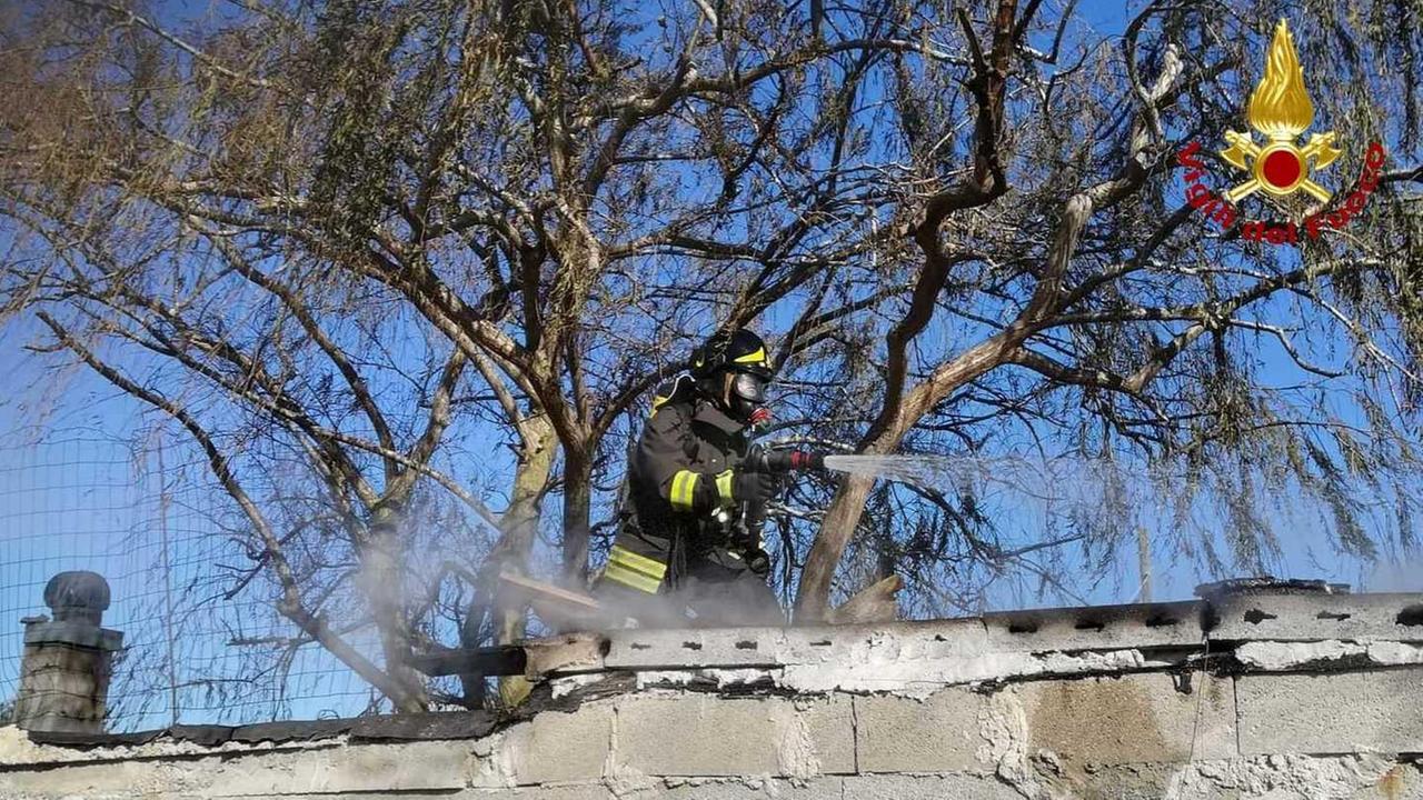 Va a fuoco il sottotetto di una casa attrezzi, paura in periferia