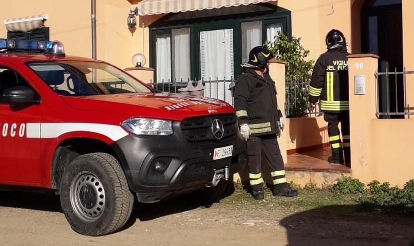 Non risponde al telefono: pensionato trovato morto in casa 
