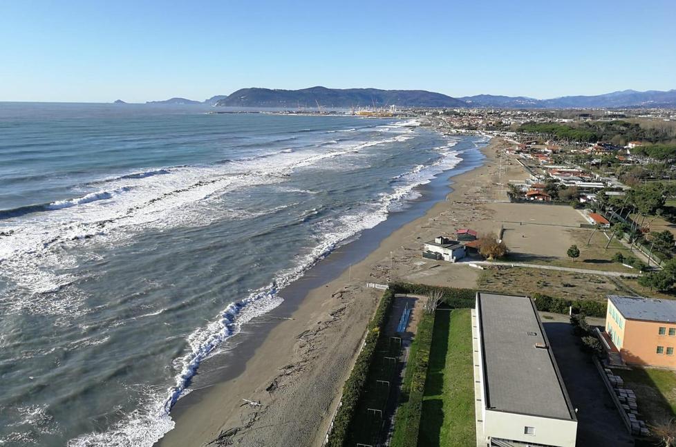 “Mangiati” altri dieci metri di spiaggia. «A Ricortola la situazione è tragica» 