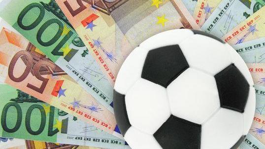 Debiti, soldi finti e lotte di potere: così il calcio rischia il tracollo