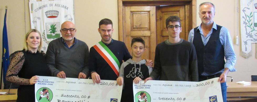 I due giovani atelti premiati con sindaco di Agliana, Benesperi