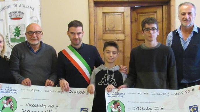 I due giovani atelti premiati con sindaco di Agliana, Benesperi