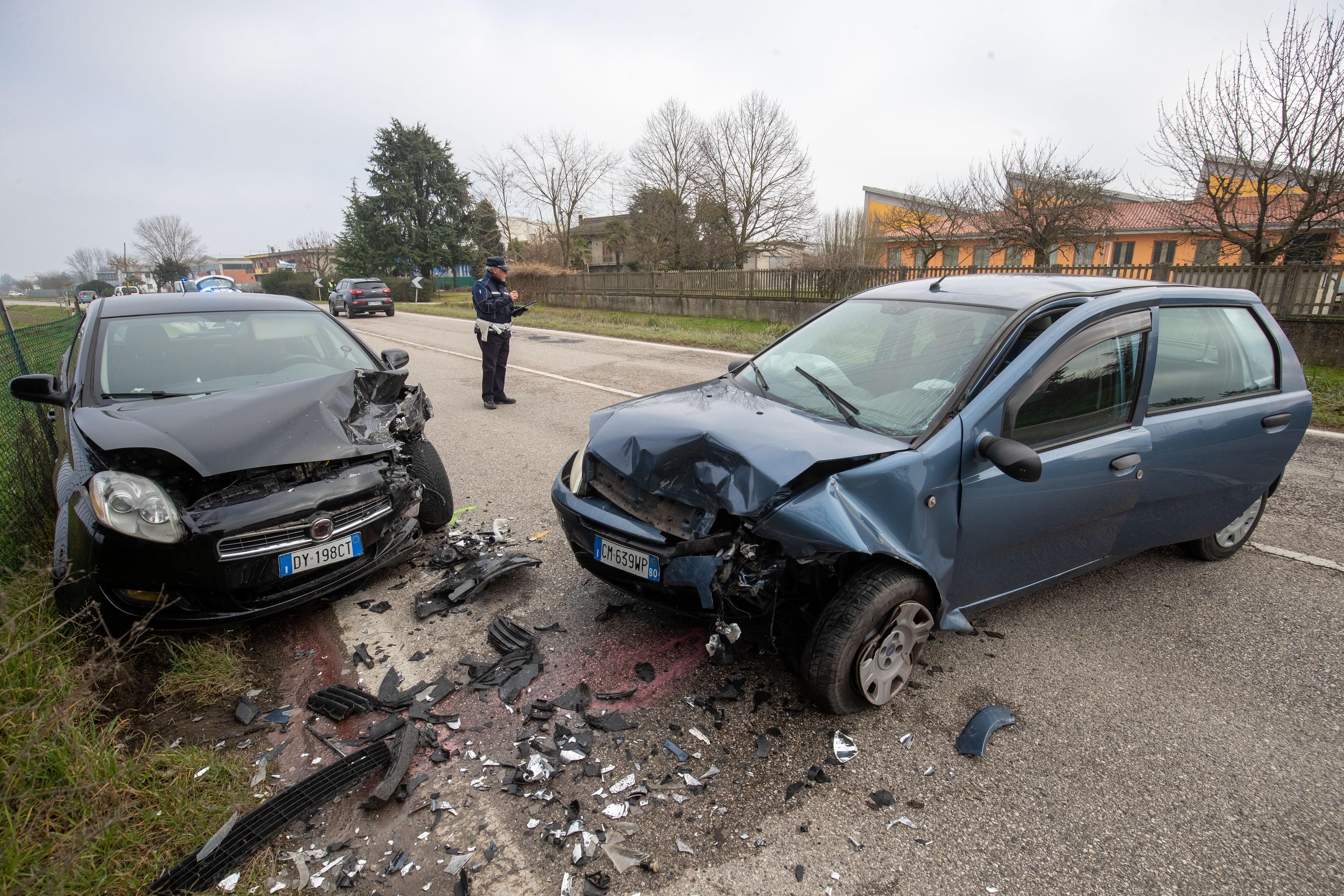 Scontro frontale a Roversetto, due persone ferite