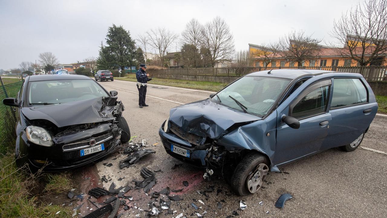 Scontro frontale a Roversetto, due persone ferite