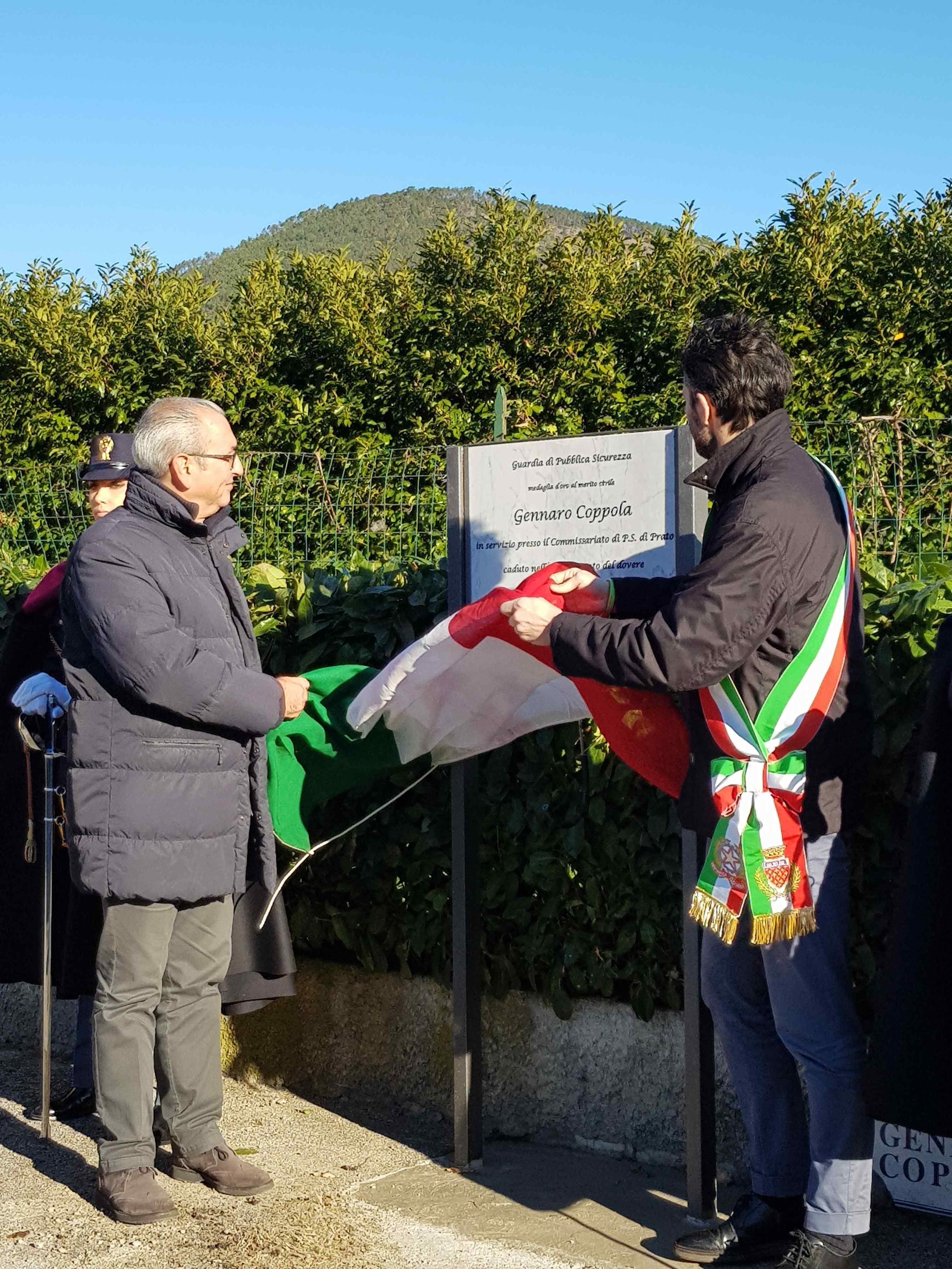 La targa commemorativa che ricorda l'agente di pubblica sicurezza Luigi Coppola morto il 30 dicembre 1980