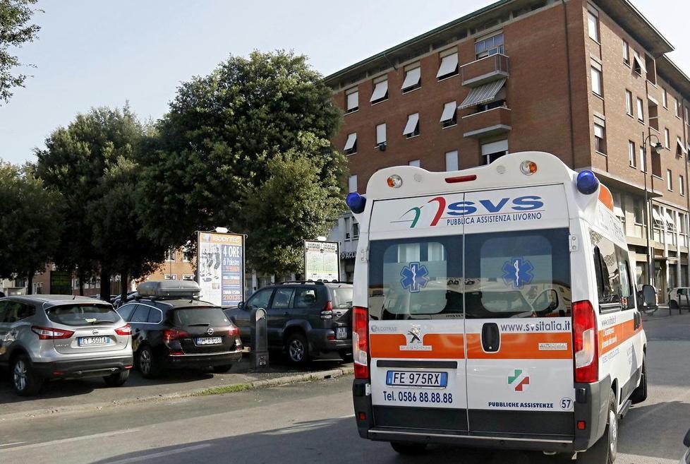 Beve varichina da una bottiglia, grave un bambino di due anni 