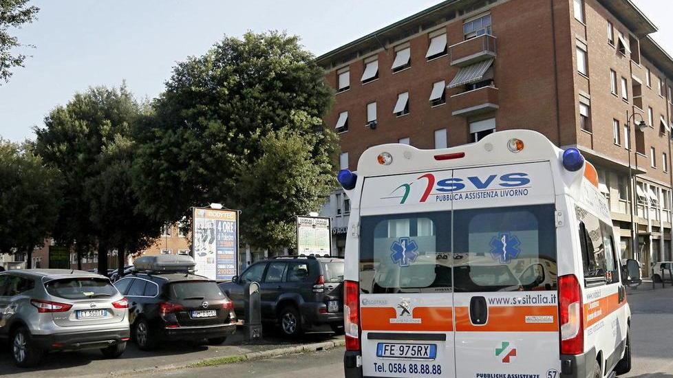 Beve varichina da una bottiglia, grave un bambino di due anni