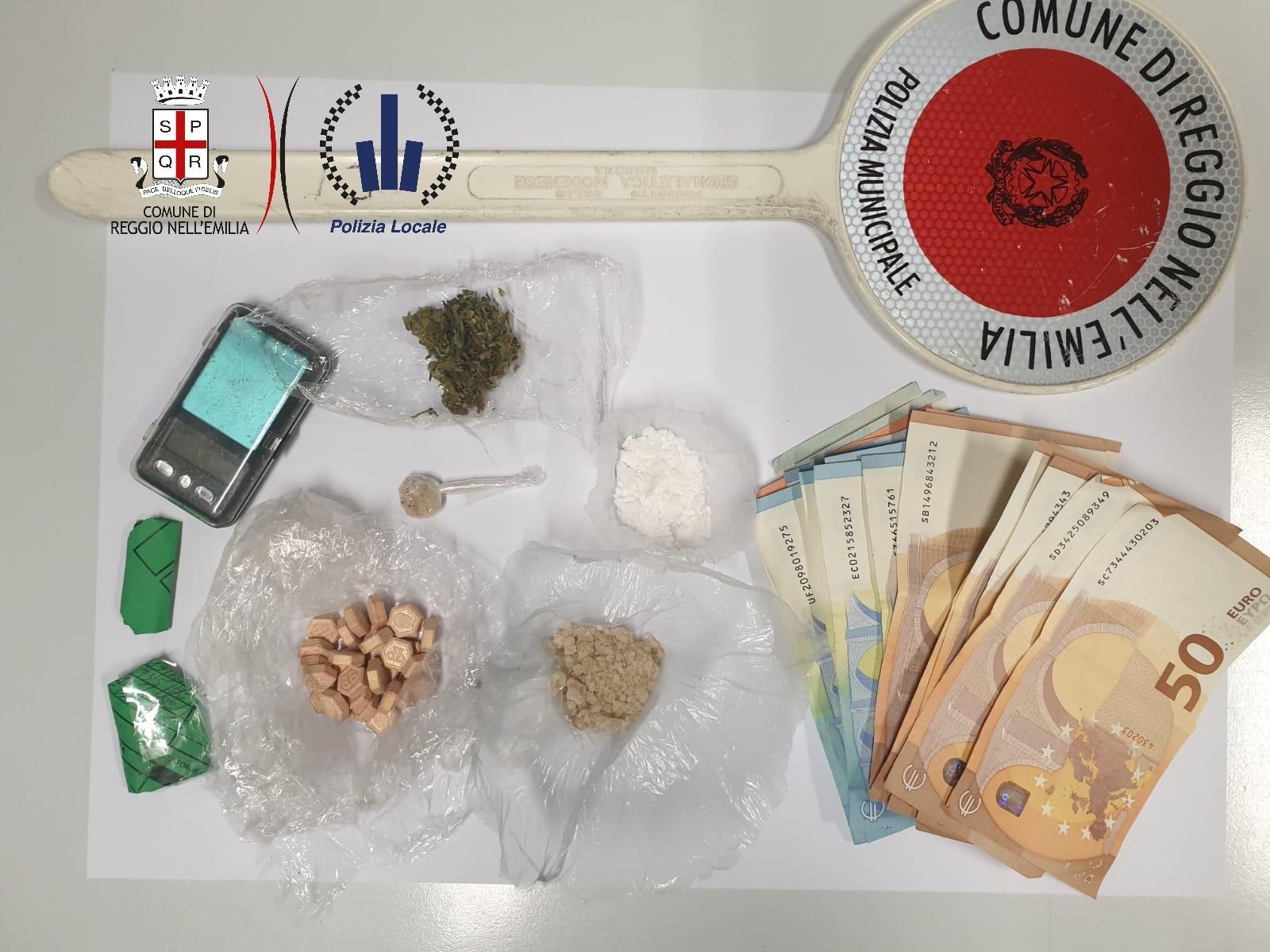 La droga e il denaro sequestrati dalla polizia locale al 22enne a Rivalta