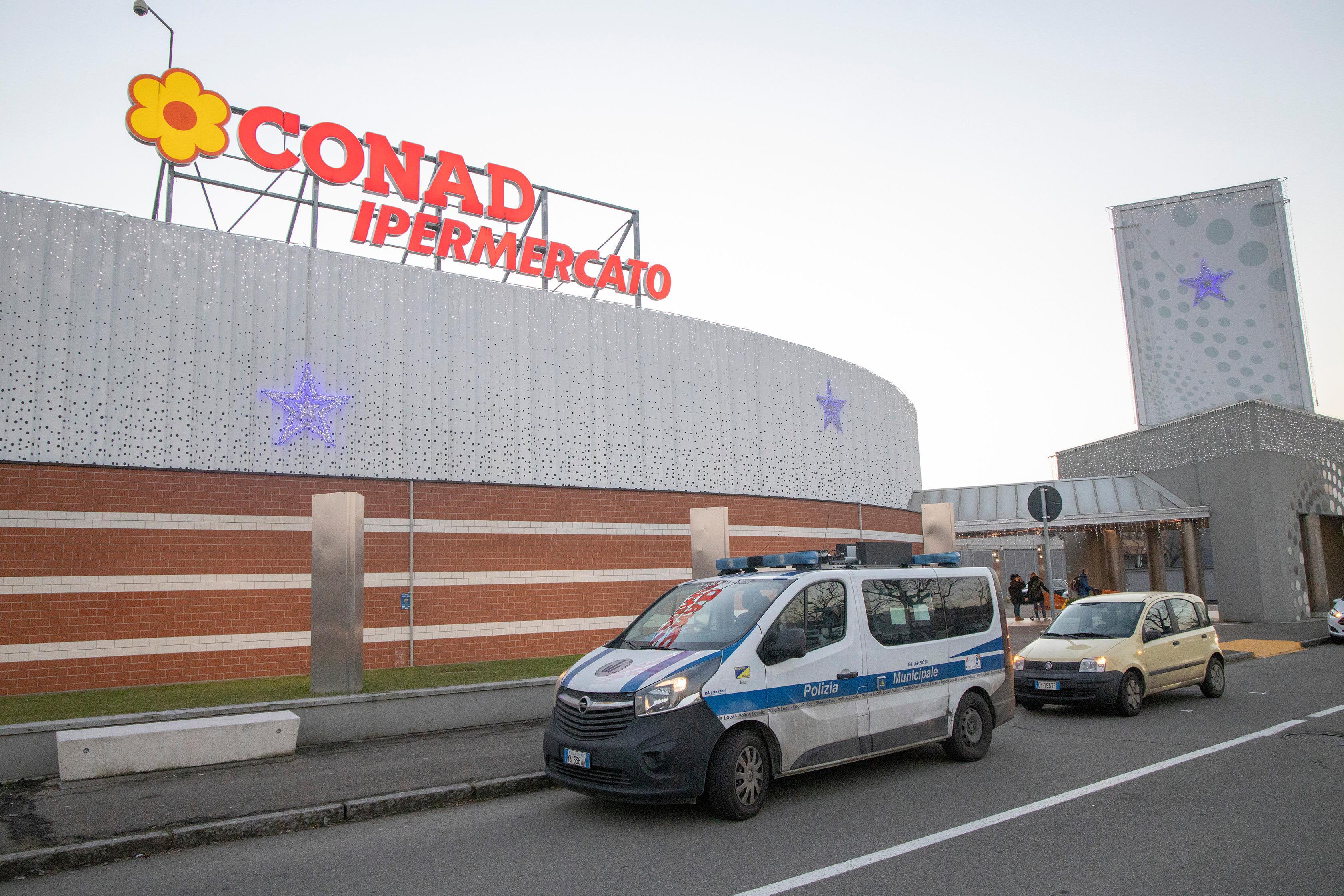 Modena, attraversa la strada davanti all'Iper e viene investita