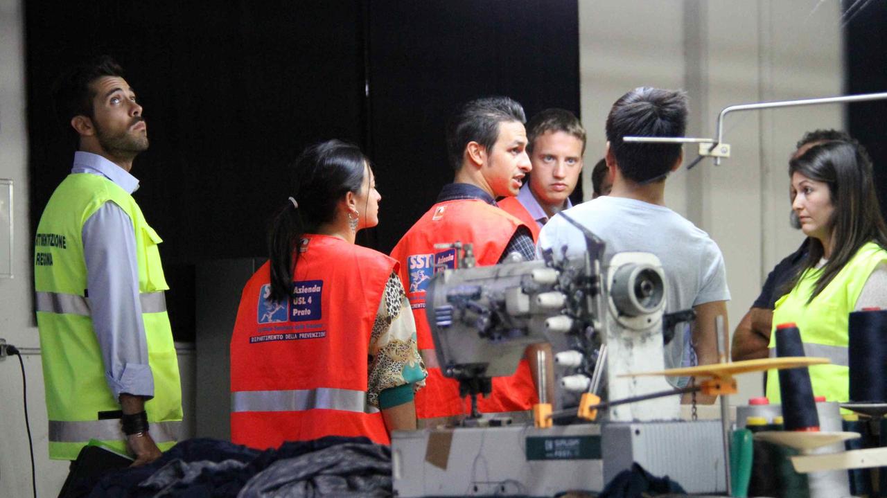 Controlli all'interno di un'azienda cinese di Prato (foto d'archivio)