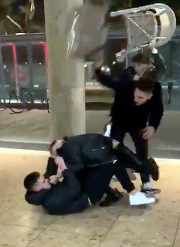 Un frame del video della rissa in piazza Vittoria