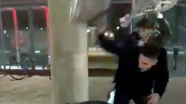 Un frame del video della rissa in piazza Vittoria