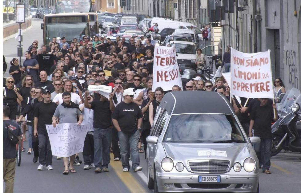 Una vecchia protesta dei commercianti contro la Ztl in centro (Foto Muzzi)