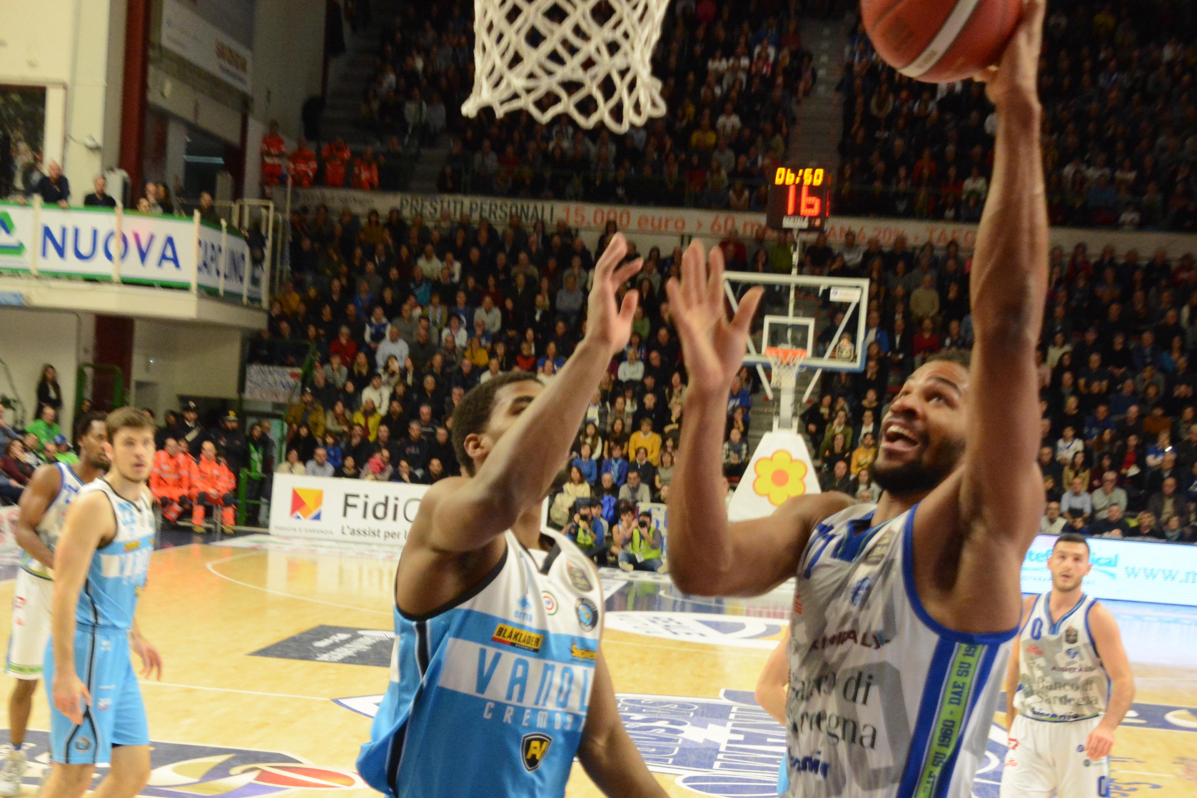 La Dinamo sa anche soffrire, Cremona ko e secondo posto blindato