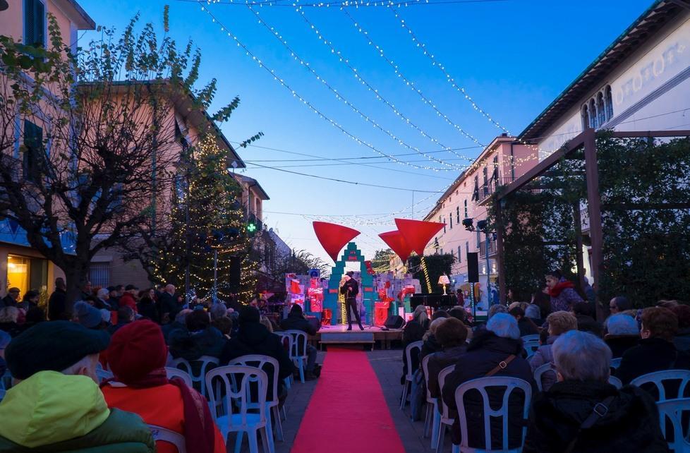 Festa dei doni tra canti poesie colori e luci