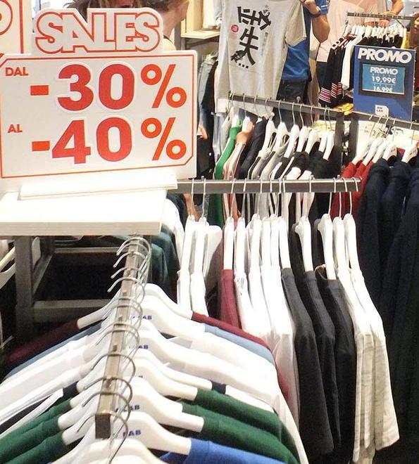 Un cartello che annuncia sconti del 30 e del 40 % (foto d'archivio)