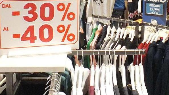 Un cartello che annuncia sconti del 30 e del 40 % (foto d'archivio)