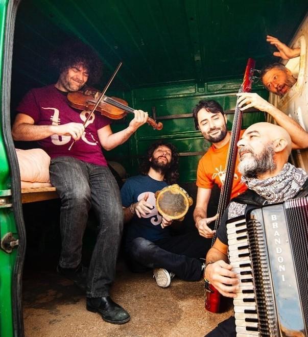Pezzi dei Beatles e degli Abba fino al Klezmer e alla pizzica 