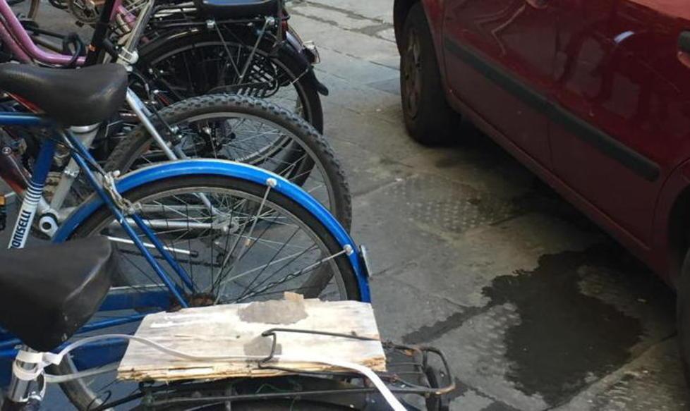 Bici nelle rastrelliere ostaggio delle auto «Vanno sollevate»