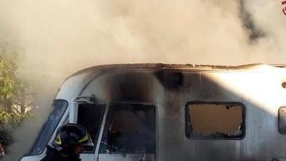 Camper a fuoco in via Rindi