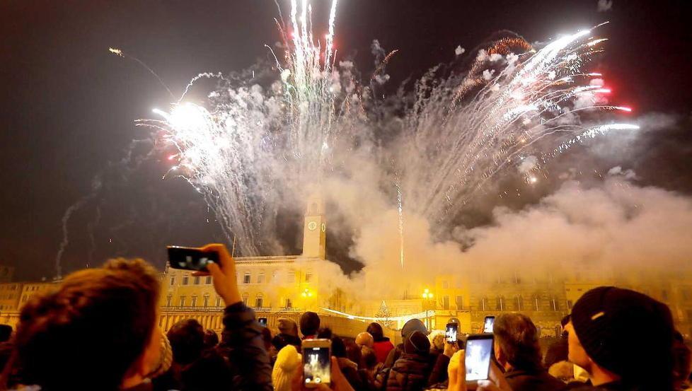 Fuochi d’artificio, musica e brindisi: il Capodanno è tra feste e cultura 
