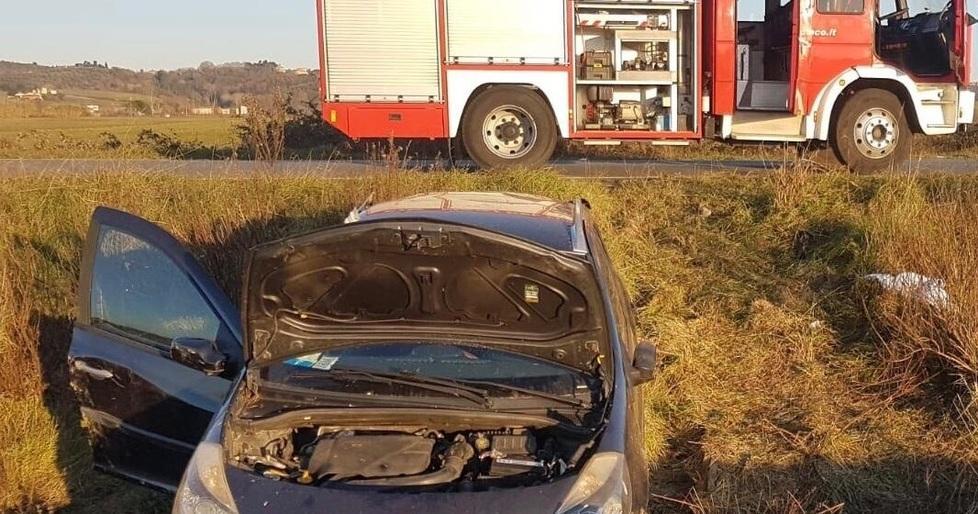Auto fuori strada, tre feriti