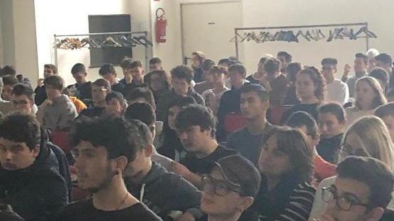 Gli applausi dei ragazzi per le vedove di Capaci