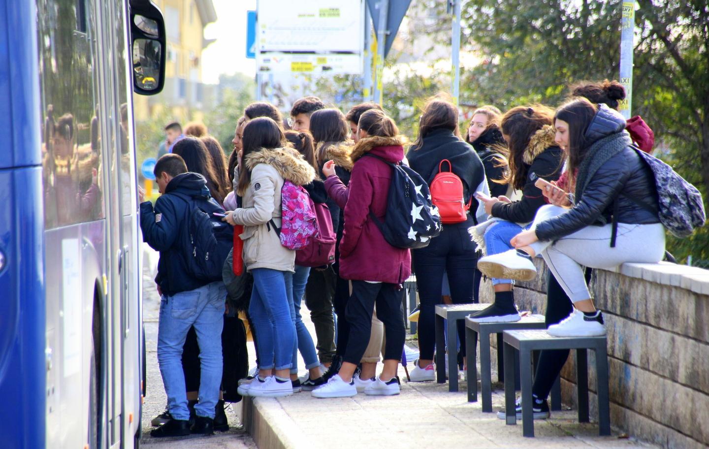 Lite con l’autista del pullman, assolti tre studenti 