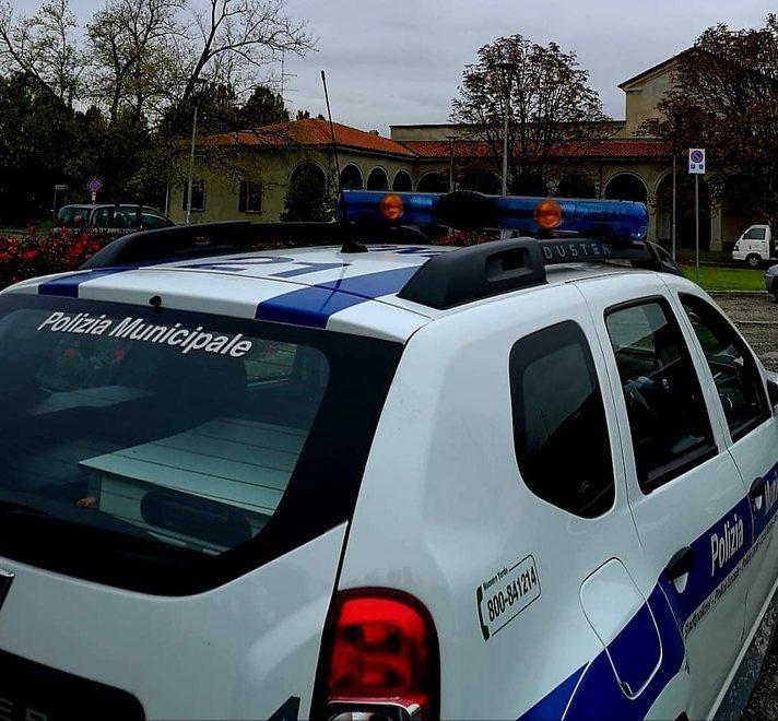 Chiedono la carità poi derubano un anziano