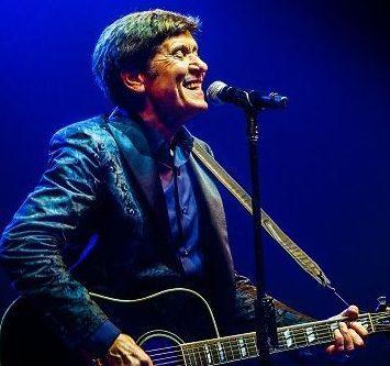 Quegli infiniti spettacoli di Gianni Morandi a teatro «Finché ce la faccio...»