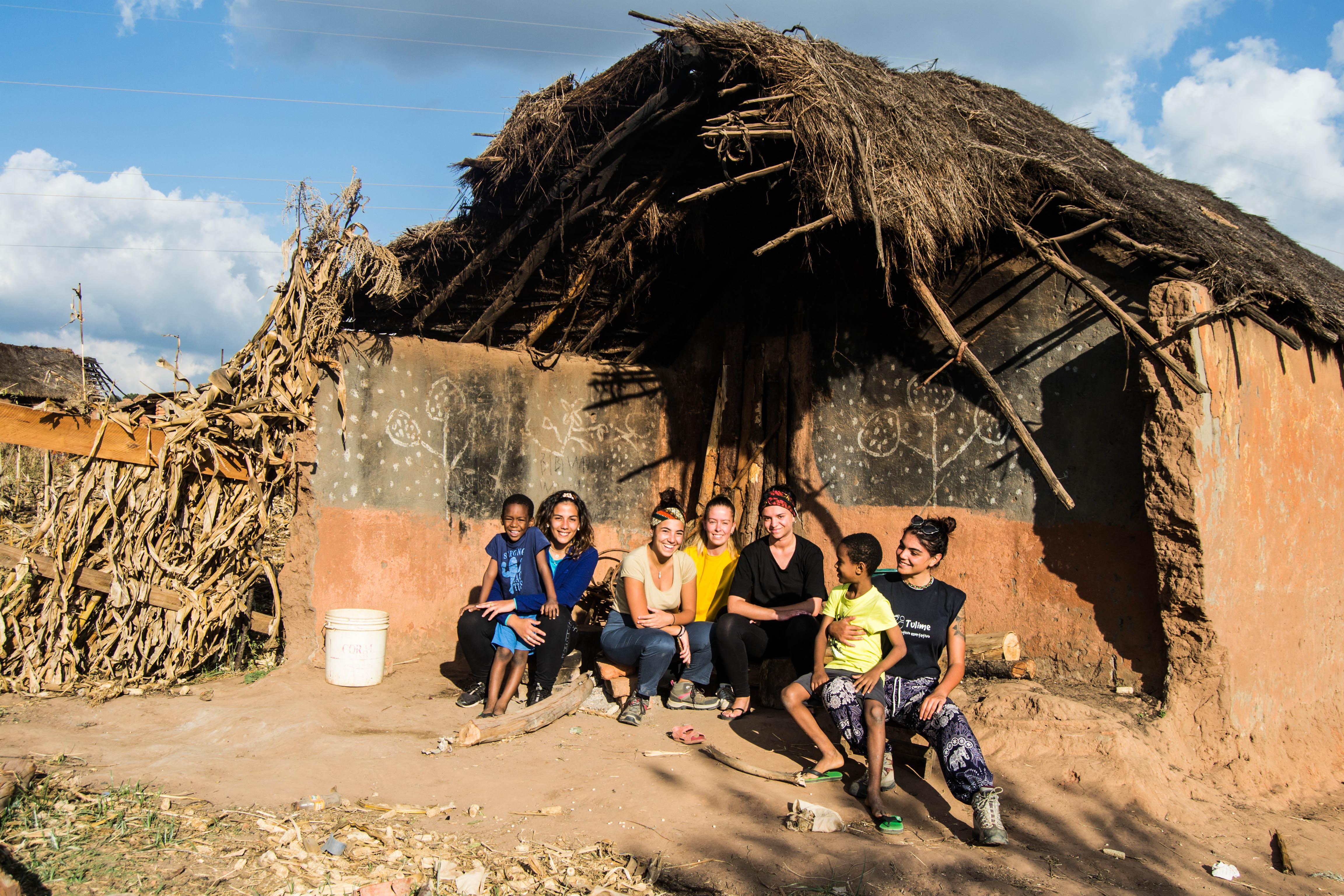 Le cinque ragazze sarde impegnate in uno stage di volontariato in Tanzania