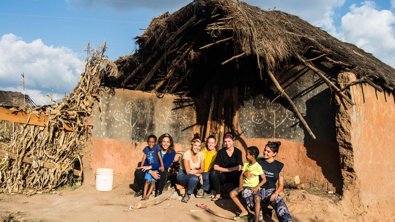 Le cinque ragazze sarde impegnate in uno stage di volontariato in Tanzania