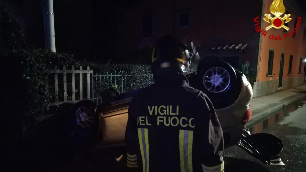 Pieve a Nievole, sbanda e si cappotta: poi si salva dall'auto in fiamme