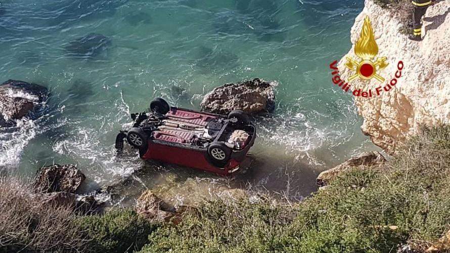 L'auto caduta dalla scogliera di Sant'Elia (foto Mario Rosas)
