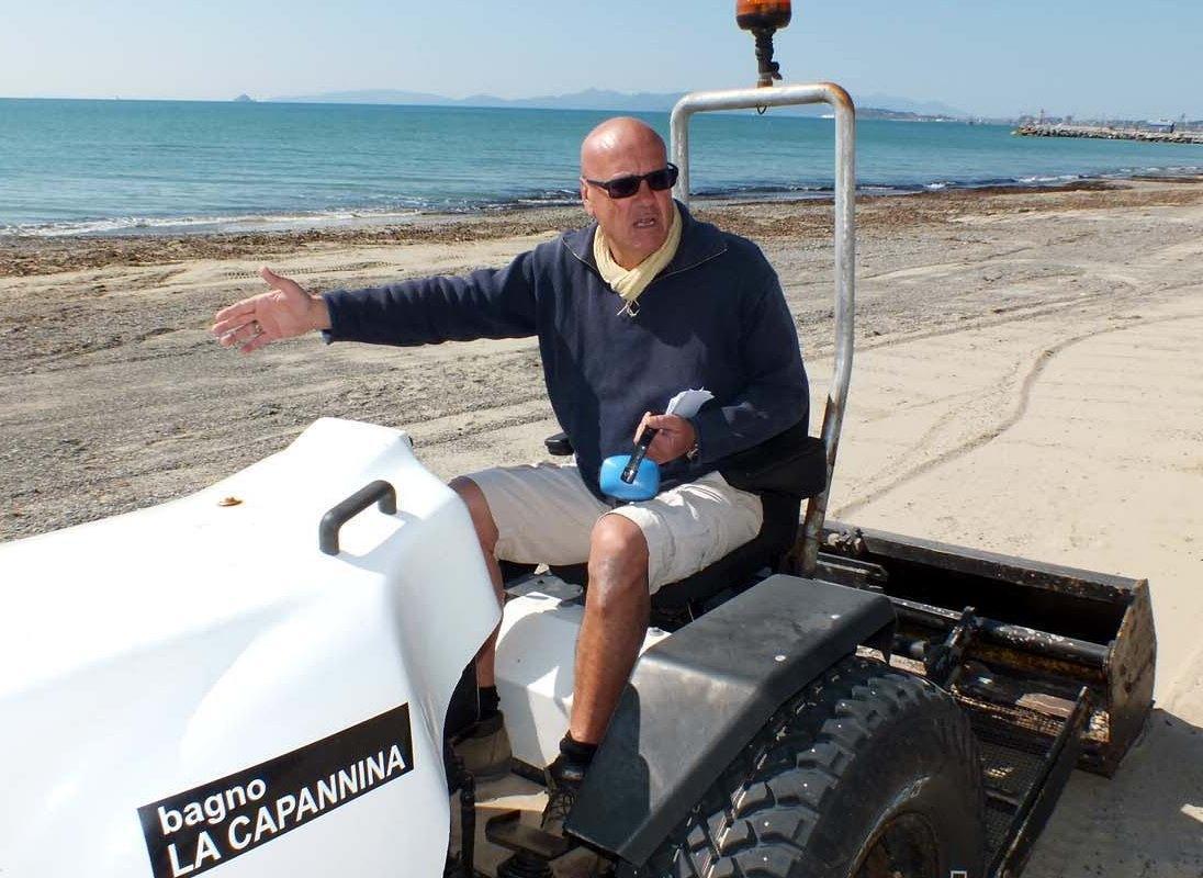L’imprenditore balneare Fabrizio Lotti al lavoro su un trattore per il vaglio della spiaggia nel suo stabilimento La Capannina