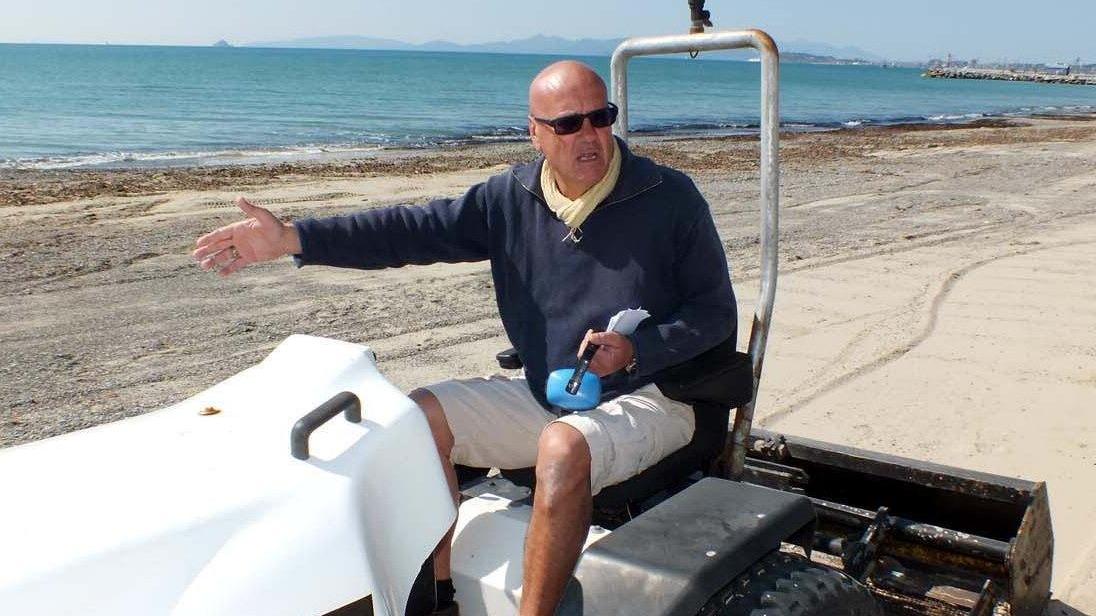 L’imprenditore balneare Fabrizio Lotti al lavoro su un trattore per il vaglio della spiaggia nel suo stabilimento La Capannina