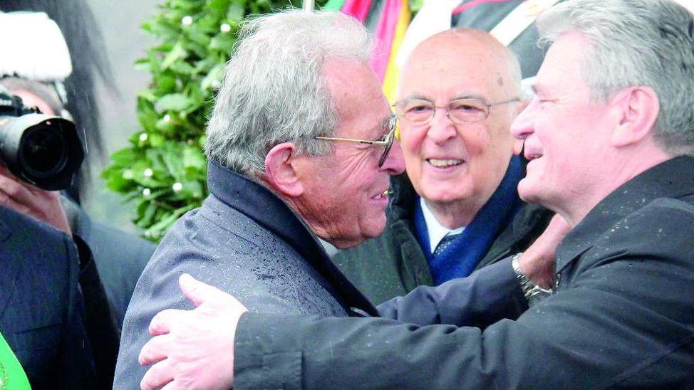 L’abbraccio tra Enrico Pieri (a sinistra) e il presidente della repubblica tedesca Joachim Gauck davanti al presidente Giorgio Napolitano al Monumento Ossario il 24 marzo 2013