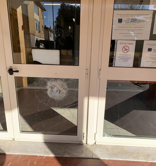 Vandali a scuola prendono a sassate la porta d’ingresso 