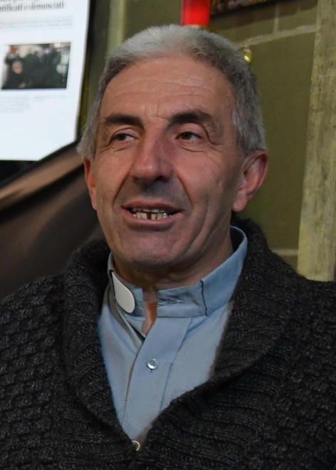 Prete no-global paladino contro le slot