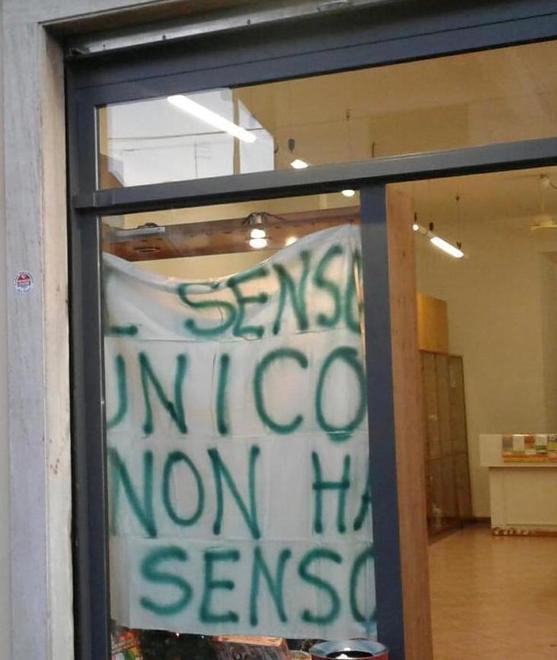 Lenzuola alle finestre contro il senso unico 