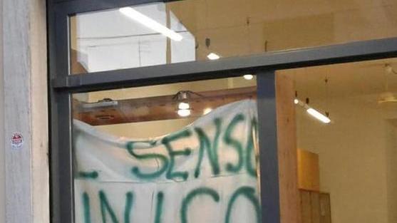 Lenzuola alle finestre contro il senso unico