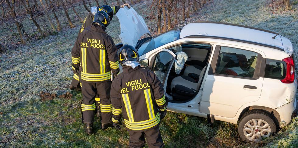 Asfalto ghiacciato Esce di strada e finisce nel fosso 
