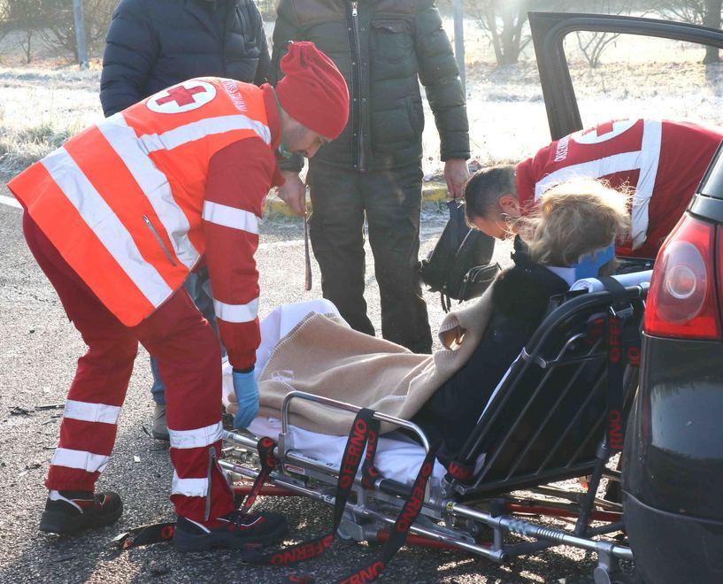 Scontro all’incrocio, donna ferita