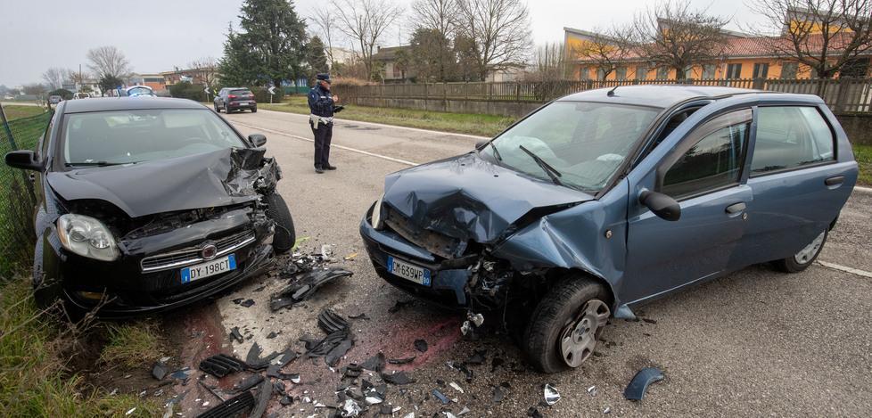 Scontro frontale a Roversetto: due feriti, grave un settantenne