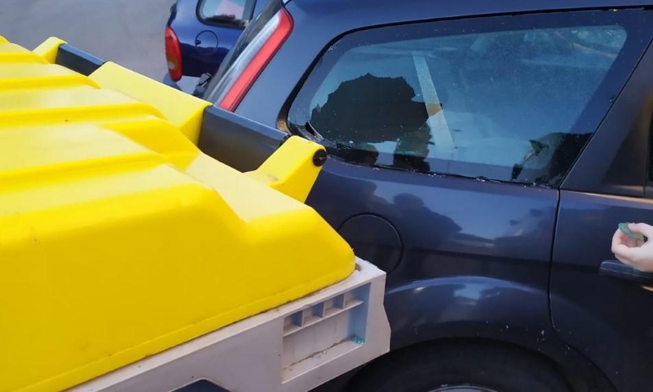 Cassonetto contro le auto in sosta