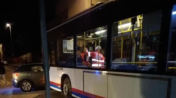 Schianto tra una Polo e il bus Atp sette feriti in via Grazia Deledda