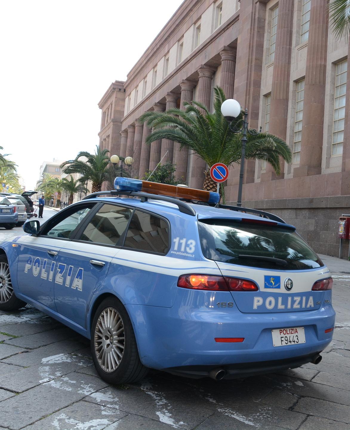 Sassari, si offre di aiutarlo e gli svuota la cassaforte 