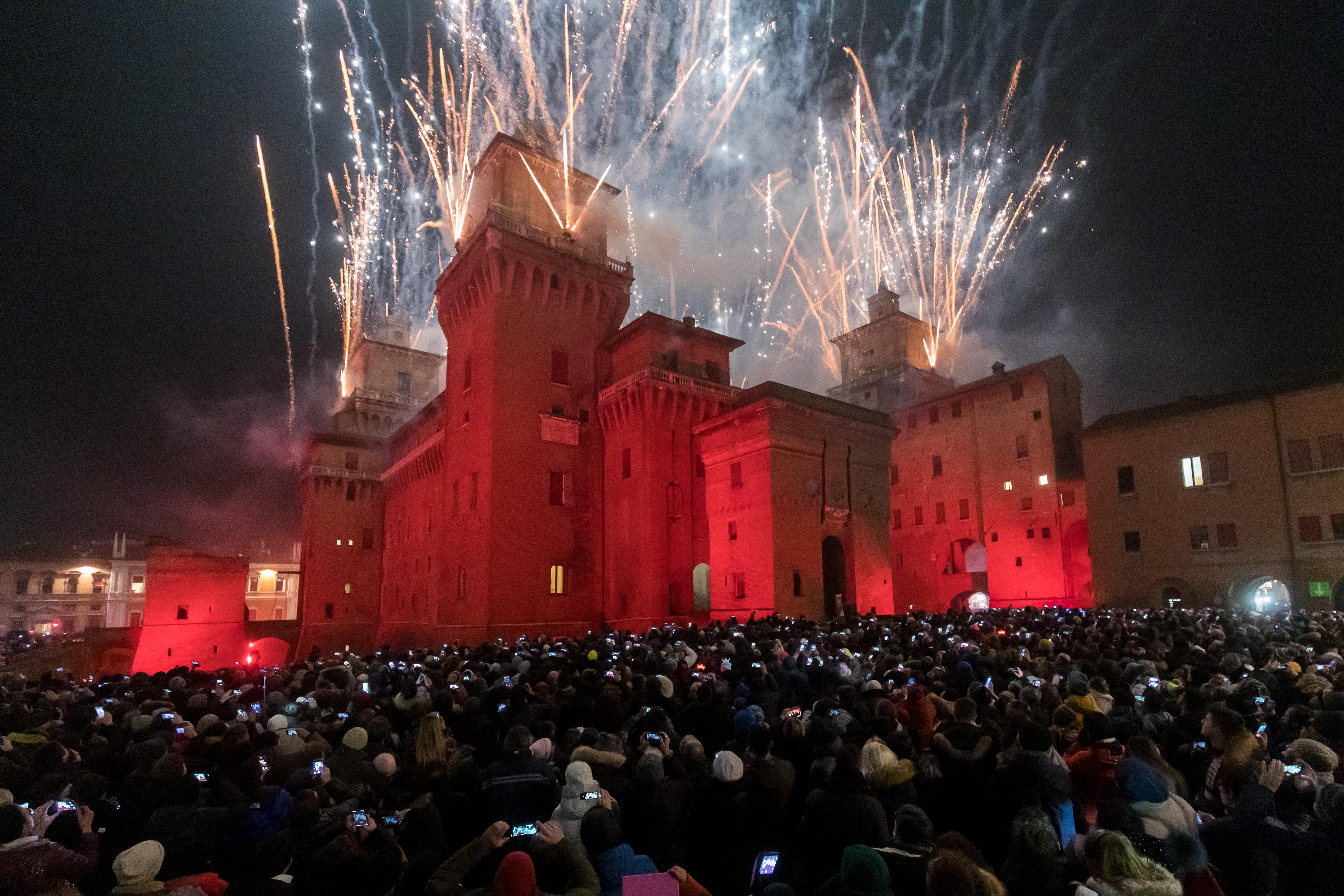 Dopo il benvenuto al 2020 e i  trentamila in piazza per l'incendio del Castello, la città fa il pieno turisti:  "bruciati" i B&amp;B, quasi esaurito negli alberghi 