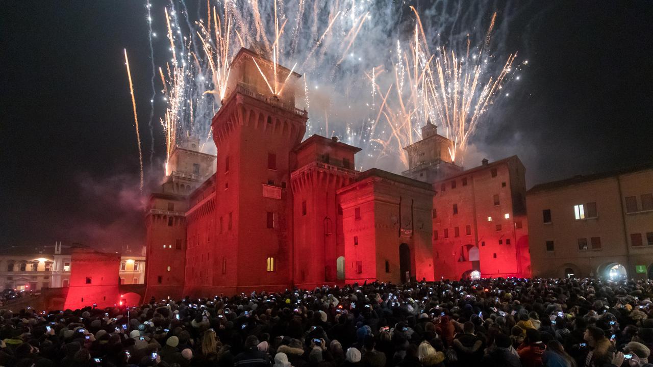 Dopo il benvenuto al 2020 e i trentamila in piazza per l'incendio del Castello, la città fa il pieno turisti: "bruciati" i B&B, quasi esaurito negli alberghi